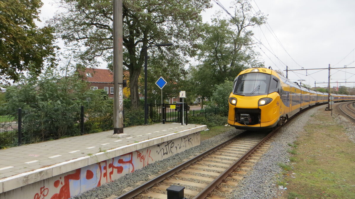 Auf diesem foto ist ein besonderer Moment auf der Brabant-Linie zu sehen: Ein Zug wird aufgrund einer St�rung durch den Bahnhof Oss geschleppt. An der Spitze f�hrt ein ICNG-V Einheit 3115, der eine weitere, defekte ICNG-V-Einheit mit sich f�hrt – deshalb sind auch nur bei dem vorderen Zug die Stromabnehmer an die Oberleitung angelegt. Die defekte Einheit wies zudem offenbar ausgepr�gte  Flachstellen  an den R�dern auf; es klang, als seien an einem kompletten Jakobs-Drehgestell – also an beiden Achsen – solche Flachstellen entstanden, was f�r enormen L�rm sorgte und sogar den Boden zum Beben brachte. Aus diesem Grund gelang es mir nicht, ein scharfes Foto der defekten Einheit selbst zu machen. Eigentlich filmte ich gerade einen aus drei Einheiten bestehenden ICM-III-Zug und konzentrierte mich daher auf Gleis 2 statt auf Gleis 1. Folglich bemerkte ich den ICNG-Verband viel zu sp�t, um noch ein vern�nftiges Foto aufnehmen zu k�nnen. Auch wenn es mir nicht gelungen ist, die defekte Einheit abzulichten, bleibt dieses Bild – und der Anblick an sich ist �beraus selten.