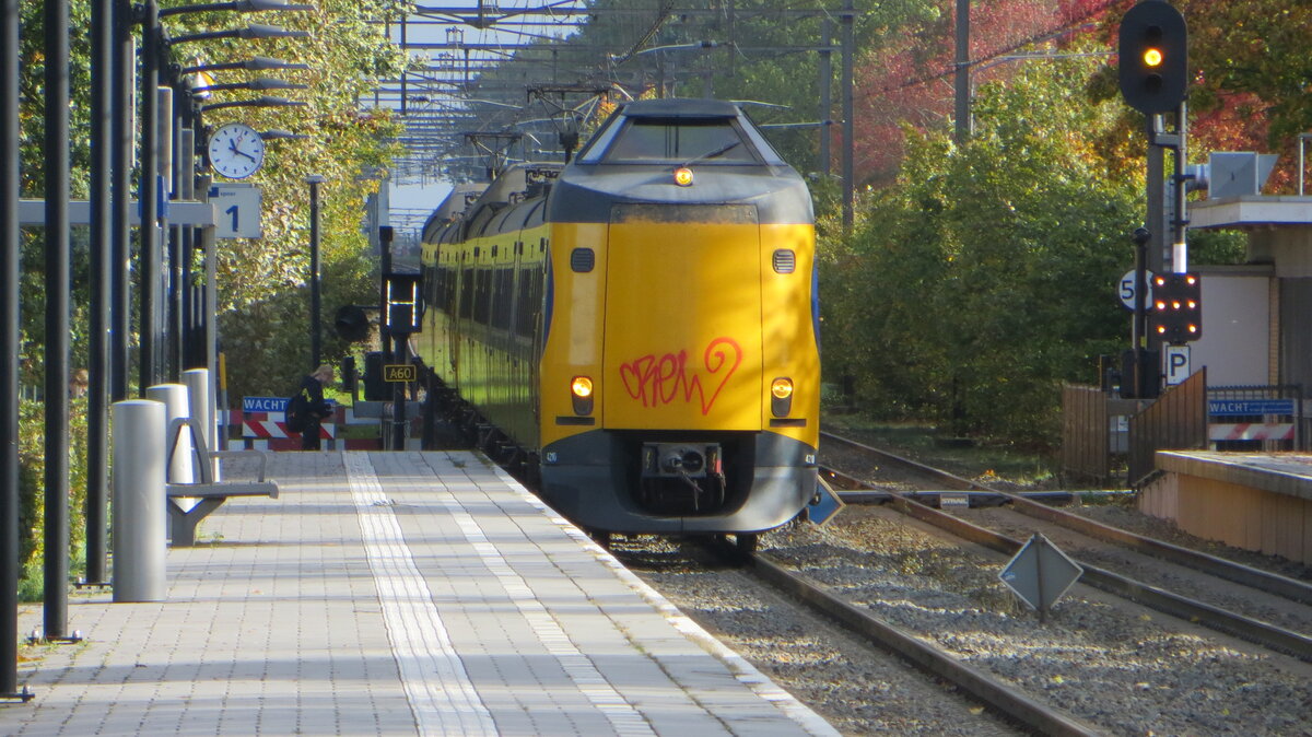 Auf diesem Foto ist ein ICM-IV-Triebzug Nummer 4210 zu sehen, der an der Spitze f�hrt und mit einem weiteren ICM-IV Nummer 4236 gekuppelt ist; die Aufnahme entstand im Bahnhof Ravenstein. Normalerweise sind diese ICM-Triebz�ge hier nicht anzutreffen; aufgrund von Bauarbeiten wurde jedoch die Intercity-Verbindung zwischen Amsterdam Centraal und Roosendaal umgeleitet, was zu diesen ungew�hnlichen Szenen f�hrte. Der Typ ICM ist auf dieser Strecke in Brabant sonst nie zu sehen – doch heute war dieses Rollmaterial, das normalerweise auf die Randstad beschr�nkt ist, hier ausgiebig im Einsatz (abgesehen von den „Sprinter“-Nahverkehrsz�gen).
Aufgenommen am 24.10.2026