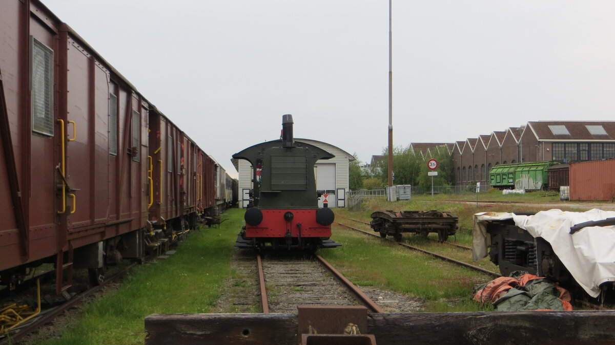 Auf diesem Foto ist die SIK 244 – im Besitz der Stichting Historisch Diesel Materieel  – w�hrend einer �berholung zu sehen. Sie wird restauriert, um sp�ter an die „Bommenlijntje“ (eine derzeit stillgelegte Lokalbahnstrecke) zur�ckzukehren und dort als statisches Denkmal zu dienen. Die Lokomotive war in einem sehr schlechten Zustand dort eingetroffen; sie trug noch ihre urspr�ngliche gelb-graue Lackierung aus der NS-Zeit . Sie ben�tigt eine umfassende technische �berholung, und auch die originalen Fabrikschilder sowie Namensschilder m�ssen wieder angebracht werden. Aus diesem Grund befindet sie sich derzeit hier in Amersfoort auf dem Gel�nde der Stiftung, neben einigen Drehgestellen von Eisenbahnwagen oder Z�gen, die vermutlich inzwischen verschrottet wurden.
Aufgenommen am 16.05.2026