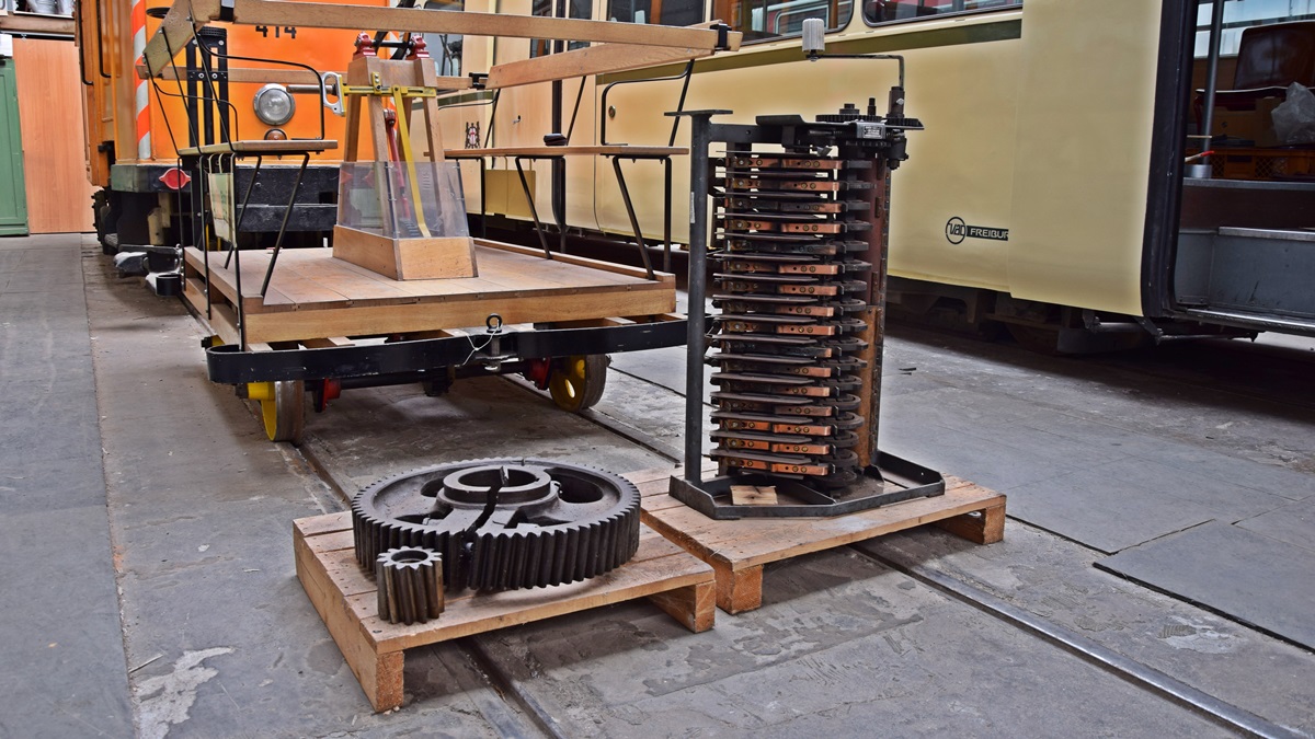 Auf diesem Foto sind einen Nockenfahrschalter und zwei schrägen Zahnräder. Das kleinere Zahnrad ist in Ordnung und das größere Zahnrad wurde in zwei Teilen gebrochen. Dadurch konnte die Oldtimer Tram nicht mehr in Betrieb nehmen. Die Aufnahme ist am 06.04.2019 entstanden.