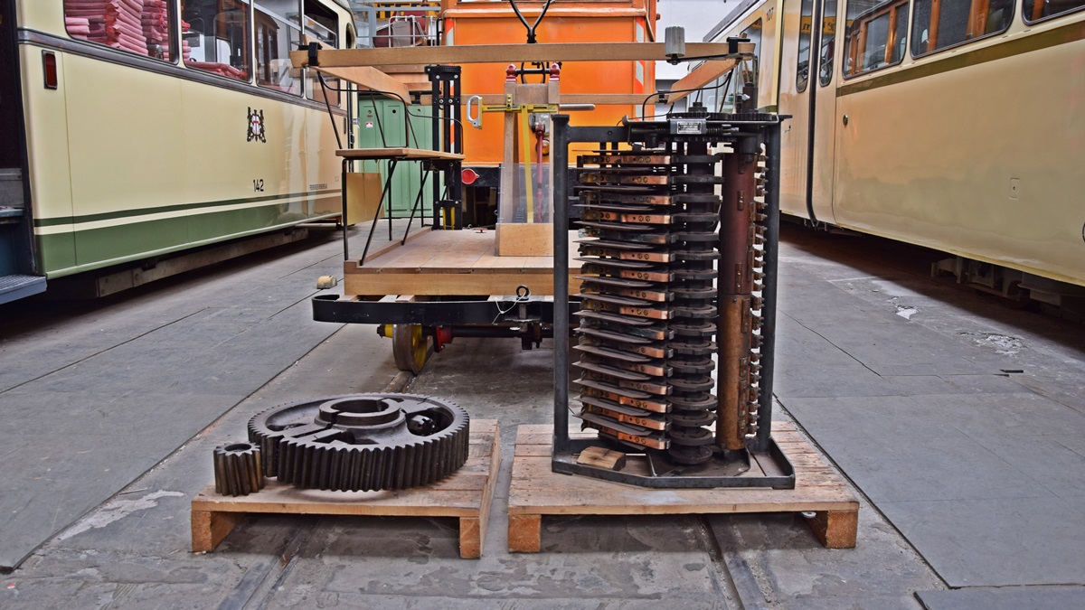 Auf diesem Foto sind einen Nockenfahrschalter und zwei schrägen Zahnräder. Das kleinere Zahnrad ist in Ordnung und das größere Zahnrad wurde in zwei Teilen gebrochen. Dadurch konnte die Oldtimer Tram nicht mehr in Betrieb nehmen. Die Aufnahme ist am 06.04.2019 entstanden.