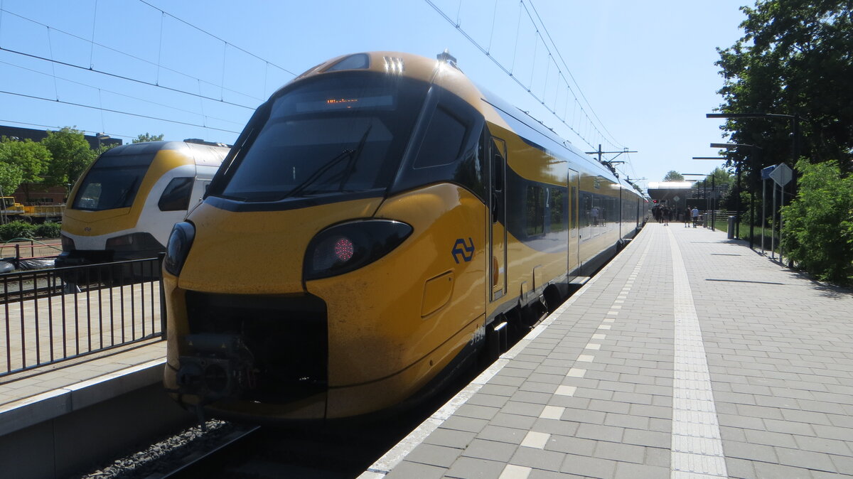 Auf diesem Foto sind eine ICNG IV-Einheit Nummer 3132 und eine FLIRT III-Einheit Nummer 2512 zu sehen, die beide im Bahnhof auf ihre Abfahrt in Richtung 's-Hertogenbosch warten. Zu diesem Zeitpunkt war die Strecke in Richtung Nijmegen aufgrund laufender Bauarbeiten f�r den Zugverkehr komplett gesperrt. Einige Tage zuvor war Gleis 2 im Bahnhof Oss noch gesperrt gewesen, doch zum Zeitpunkt der Aufnahme war es bereits wieder in Betrieb. Was machte dieser ICNG auf der Brabant-Strecke? Das war nicht ganz klar, aber ich vermute, dass es mit einem Mangel an Rollmaterial zusammenhing – einen ICNG dort zu sehen, ist ein �u�erst seltener Anblick!
aufgenommen am 26.05.2026