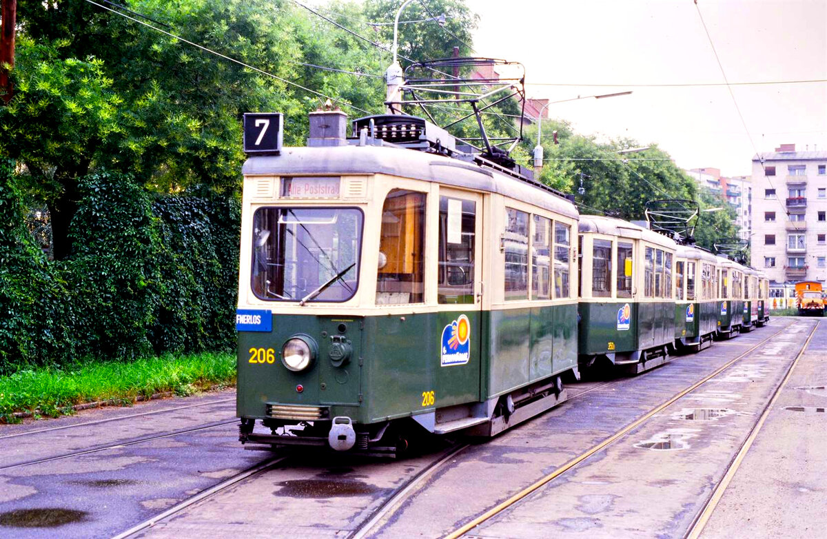 Auf diesem Freigelände der Grazer Straßenbahn fand ich vielerlei Raritäten, z.B. eine Reihe von Straßenbahnwagen der Serie 200 SGP, welche wohl alle noch fahrfähig waren.
Datum: 15.07.1986