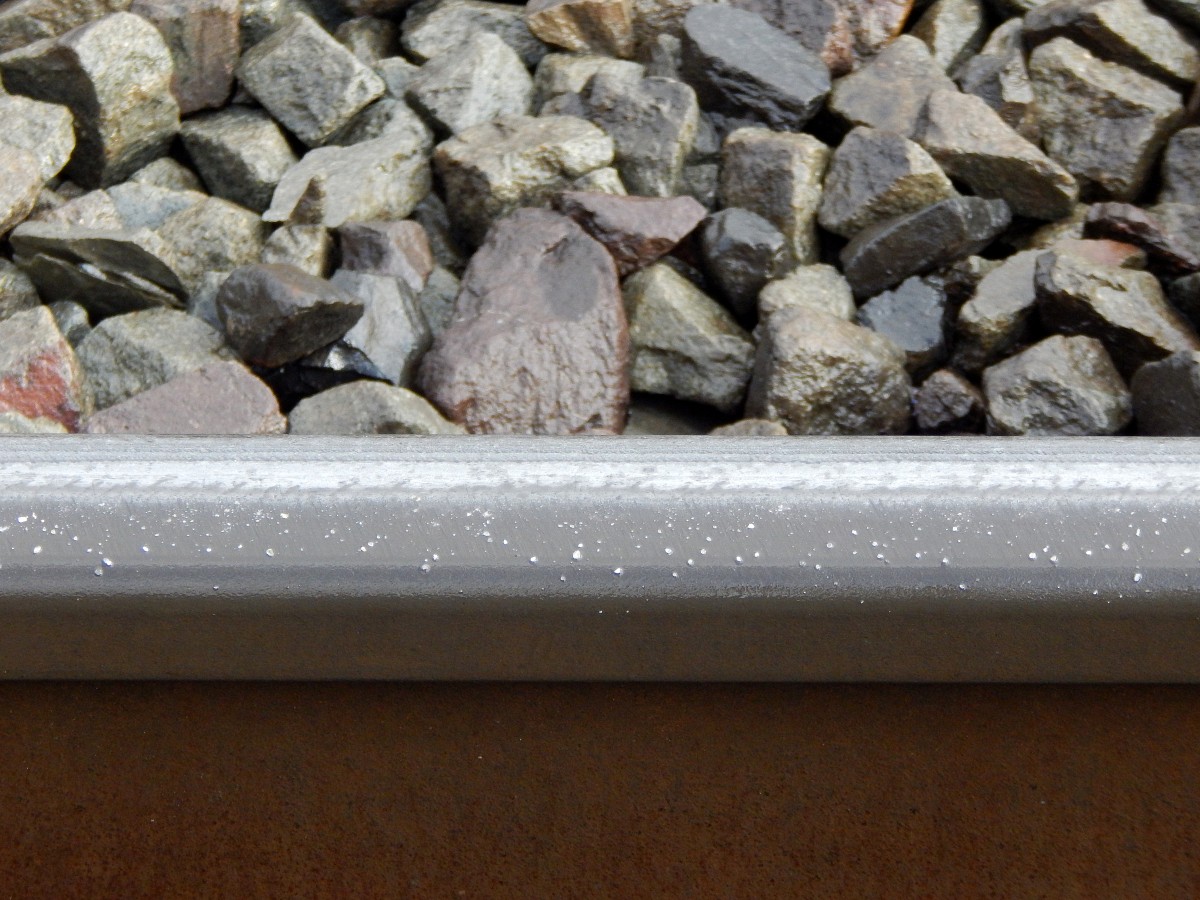 Auf diesem Gleis fuhr vor wenigen Minuten ein IC. Die Lok sandete beim Anfahren und dies ist noch auf den Gleiskopf übrig.

Minden 21.02.2015