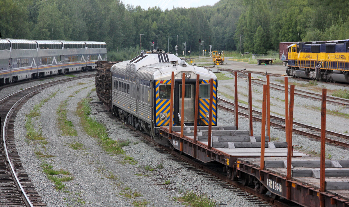 Auf diesen Gleisanlagen mitten im Wald wurde unter anderem dieser Triebwagen gesichtet. Denali - Anchorage, 31.7.2012