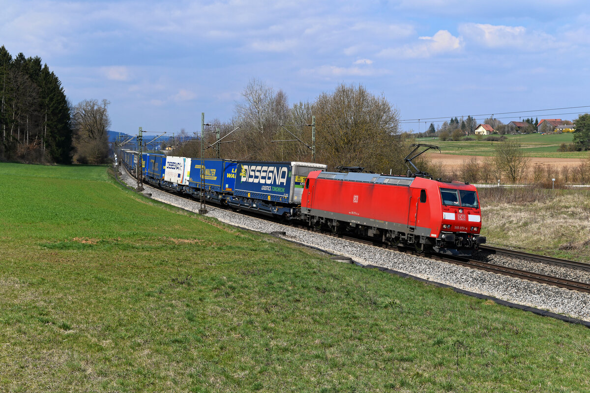 Auf der Donau-Achse setzt DB Cargo standardmäßig Loks der Baureihe 185 ein. Am 07. April 2023 konnte ich die 185 073 bei Sinngrün in der Oberpfalz fotografieren. Allerdings war der Zug für die KBS 880 ungewöhnlich. Es handelte sich hierbei um den KT 50207 von Köln Eifeltor nach Verona, der normalerweise den Weg über Treuchtlingen und Augsburg nimmt.  