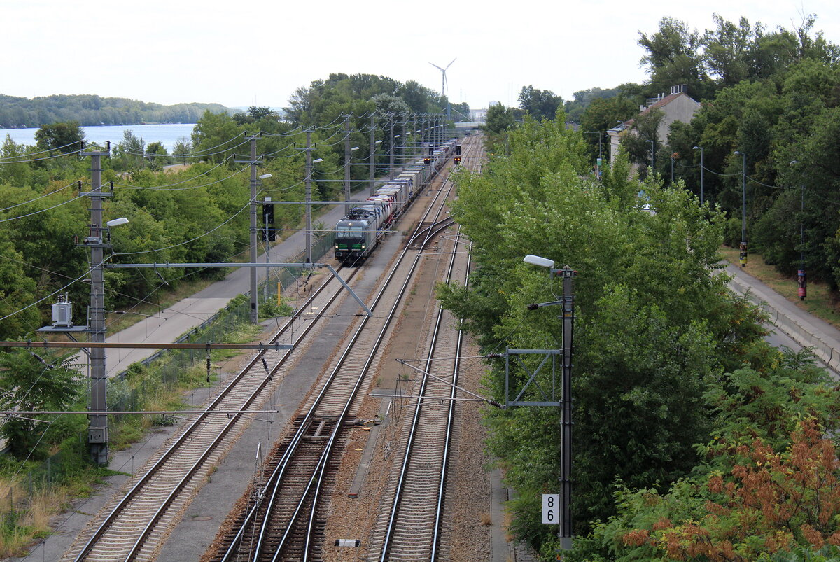 Auf der Donauuferbahn in Wien Praterkai war am 27.07.2026 diese unbekannte ELL 193 mit einem KLV Richtung Wien Handelskai unterwegs.