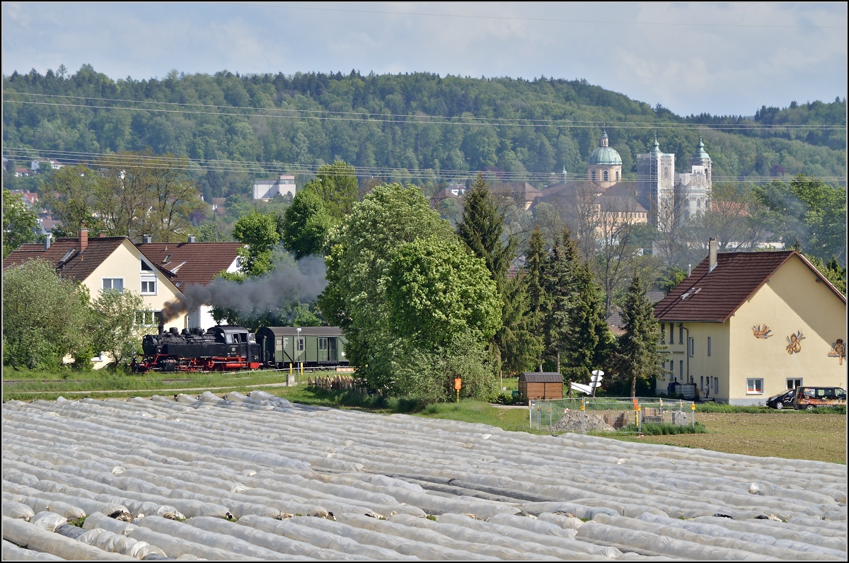 Auf dr schwäbische Eisebahne - oder - 10 Jahre Bodo. 

64 419 erreicht mit ihrem Sonderzug Niedebiegen. Im Hintergrund Weingarten mit der prominenten Basilika, dem barocken Schmuckstück der Gegend. Mai 2014. 