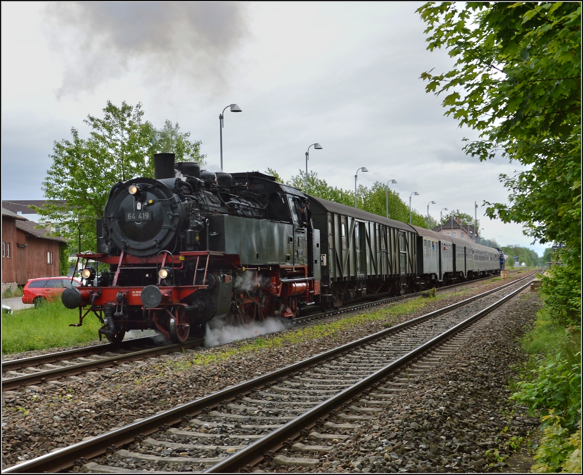 Auf dr schwäbische Eisebahne - oder - 10 Jahre Bodo. 

64 419 beschleunigt ihren Sonderzug aus Meckenbeuren raus. Der Bock am Zugende (@Andreas Strobel) ist allerdings die Lok 7 der Eisenbahn-Service-Gesellschaft. Mai 2014. 