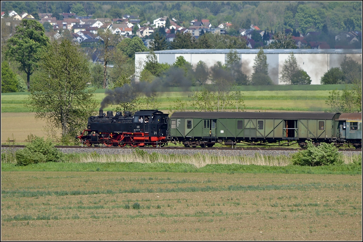 Auf dr schwäbische Eisebahne - oder - 10 Jahre Bodo. 

64 419 mit ihrem Sonderzug im freien Feld bei Niederbiegen. Mai 2014. 