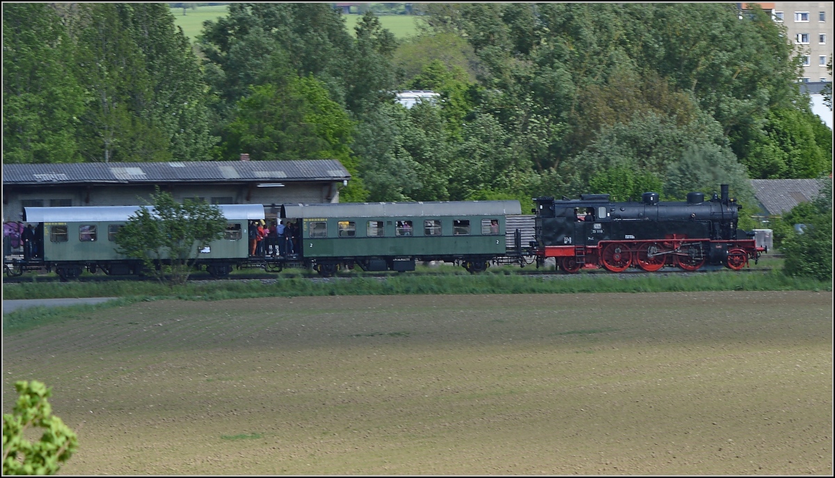 Auf dr schwäbische Eisebahne - oder - 10 Jahre Bodo. 

75 1118 mit einem standesgemäßen Sonderzug in Niederbiegen. Mai 2014.