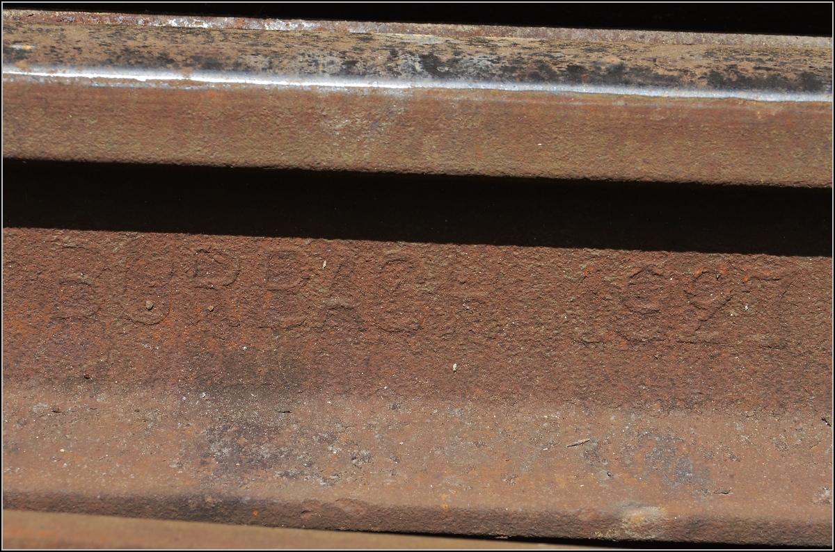 Auf dr schwäbische Eisebahne - oder - 10 Jahre Bodo. 

In Aulendorf wurden kürzlich einige Relikte beseitigt, immerhin 87 Jahre hat diese Schiene auf dem Buckel, denn sie wurde 1927 in Burbach hergestellt. Mai 2014