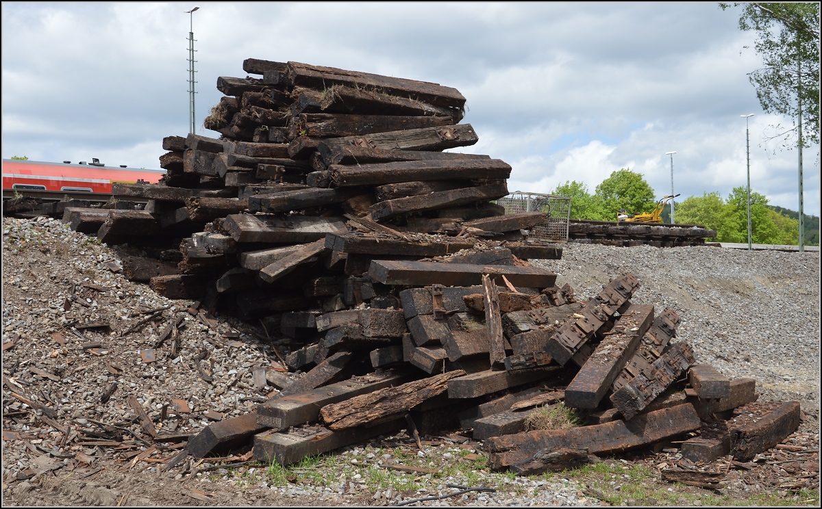 Auf dr schwäbische Eisebahne - oder - 10 Jahre Bodo. 

In Aulendorf wurden kürzlich einige Relikte beseitigt, ein Haufen Holzschwellen, deren Schwellennägel auf die 50er und 60er Jahre verweisen. Mai 2014