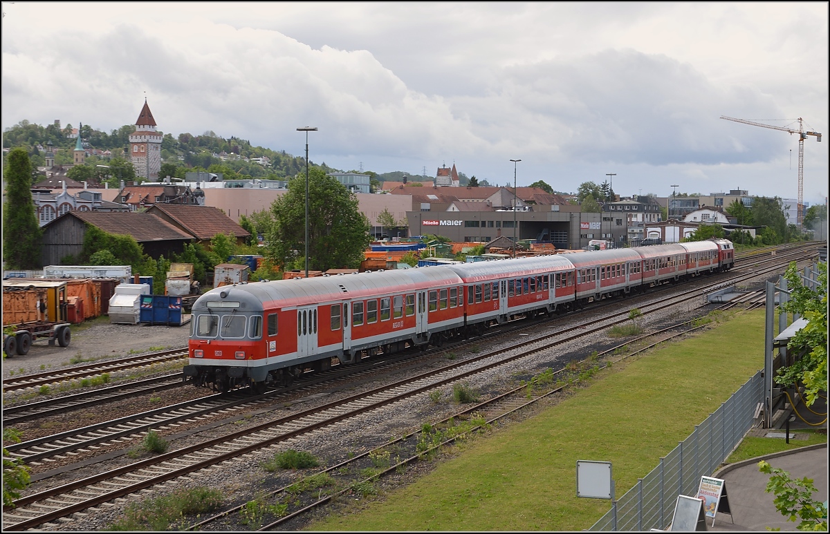 Auf dr schwäbische Eisebahne - oder - 10 Jahre Bodo. 

Der Zug mit 218 436-4 hat einen besonderen Karlsruher Steuerwagen. Die Falttüren sind erhalten geblieben. Im Gegensatz zu den V100 und Schienenbus gibt es diesen noch im täglichen Einsatz zu beobachten. Ravensburg, Mai 2014. 