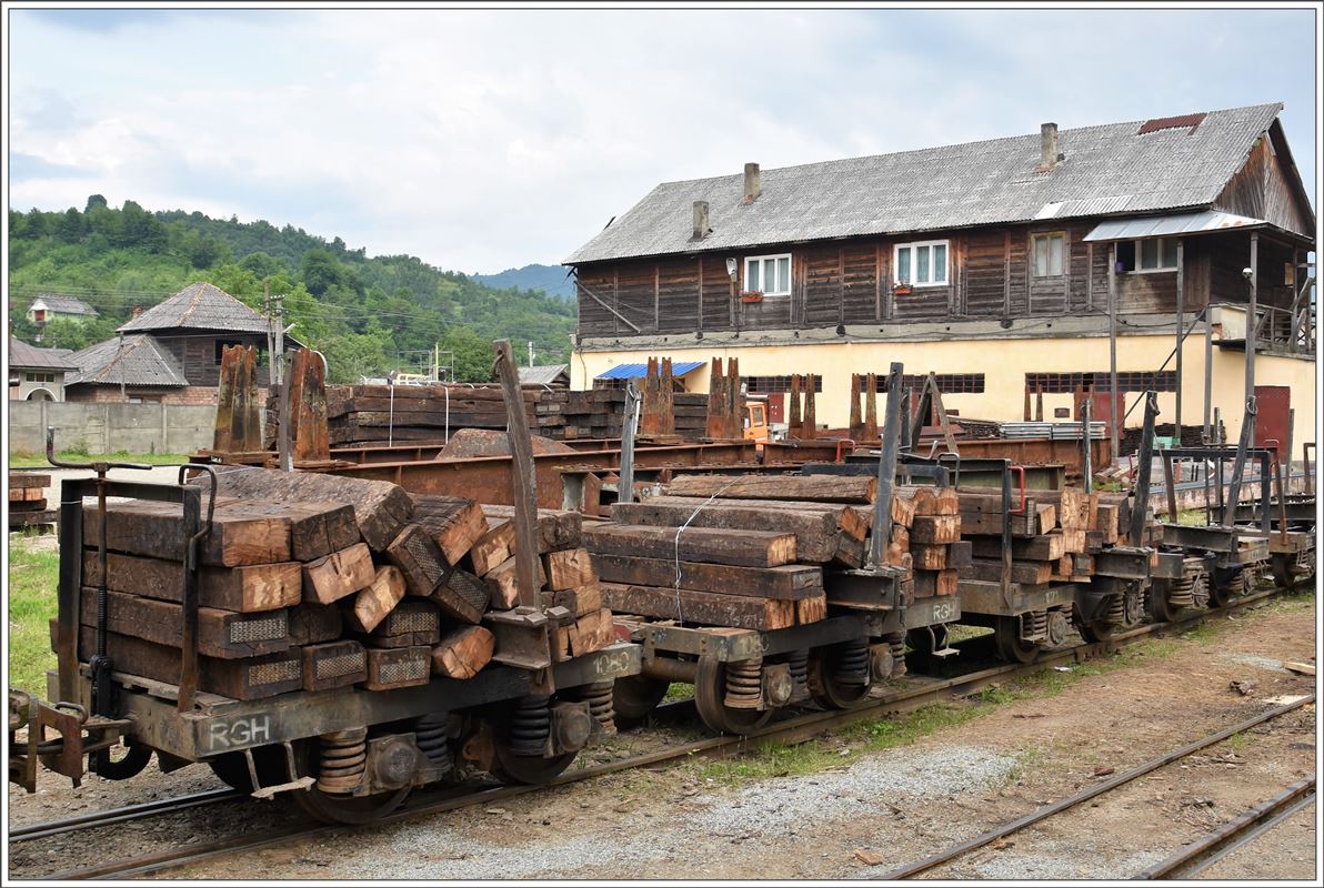 Auf den Drehschemelwagen werden auch schon mal neue Schwellen ins Wassertal transportiert. (13.06.2017)