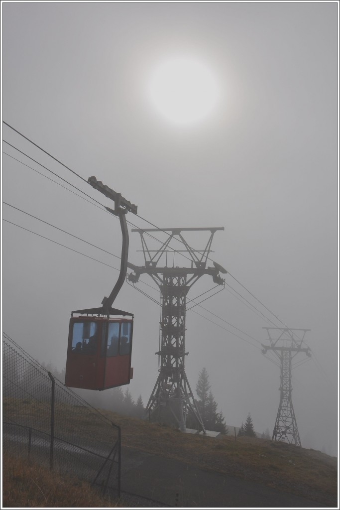 Auf drei Kilometern Länge überwindet die Bahn rund 1200 Höhenmeter und kämpft kurz vor der Bergstation auf Palfries gegen den Nebel. (14.11.2015)