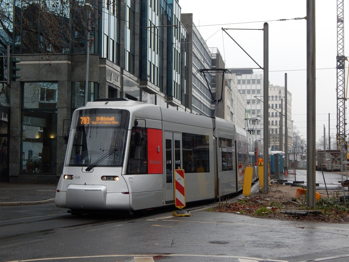 Auf in die Düsseldorfer Altstadt. So stand es auf den Anzeiger des NF8U 3349 in Düsseldorf Wehrhahn.

Düsseldorf 19.02.2016