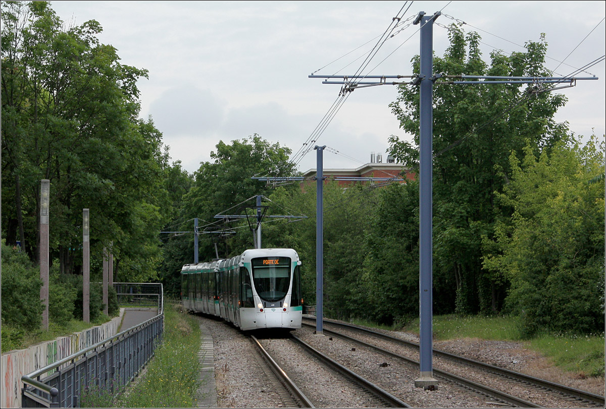Auf einer ehemaligen Eisenbahntrasse - 

... verkehren die Citadis-Trams in diesem Abschnitt auf der Linie T2 in der Île-de-France. Hier erreicht ein in Richtung Süden verkehrender Straßenbahnzug gleich die Haltestelle 'Saint-Gloud Les Coteaux.'

Der Abschnitt auf der früheren Bahntrasse von La Défense bis Issy Val des Seine ging 1997 mit 13 Haltestellen in Betrieb. Auf neuer Straßenbahntrasse wurde dann 2009 die Linie bis Porte de Versailles um 4 Haltestellen verlängert. Ende 2021 wurde dann die neugebaute Strecke mit weiteren sieben Haltestellen nach Norden von La Défense bis Pont de Bezons in Betrieb.

20.07.2012