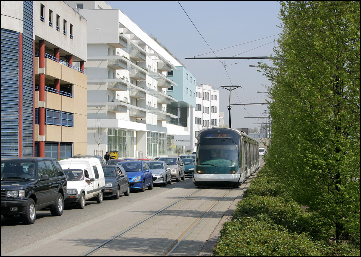Auf eigenem Bahnkörper am Autostau vorbei - 

Ein Wagen der Linie B in der Avenue Pierre Mendes France nahe der Station Futura Glaciere. Beim Bau der Straßenbahn in Straßburg wurde nicht davor zurückgeschreckt, die Fläche für den Autoverkehr zu reduzieren um für die Straßenbahn eigene Bahnkörper zu errichten. Entlang dieser Straße wurde sogar ein breiter begrünter Mittelstreifen zwischen den Schienen angelegt. Diese Strecke ging am 01. September 2000 in Betrieb. 

21.04.2006 (M)