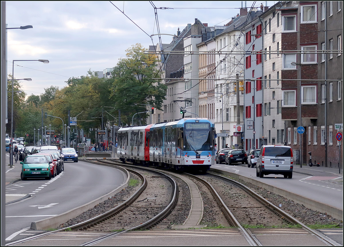 Auf eigenem Bahnkörper -

Nachschuss auf einen Stadtbahnzug auf der Kölner Linie 5 in der Subbelrather Stra0e. Die im Hintergrund erkennbare Haltestelle 'Gutenbergplatz' liegt schon in Schieflage, da hier die Tunnelrampe zum Innenstadttunnel beginnt.

16.10.2019 (M)