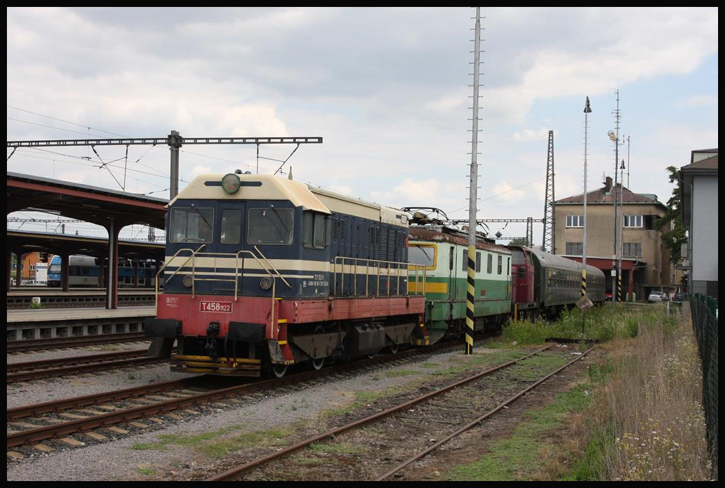 Auf einem Abstellgleis im Bahnhof Kolin standen am 20.6.2018 unter anderem die Diesellok 
T 458 1122 und dahinter die E-Lok 141 018.