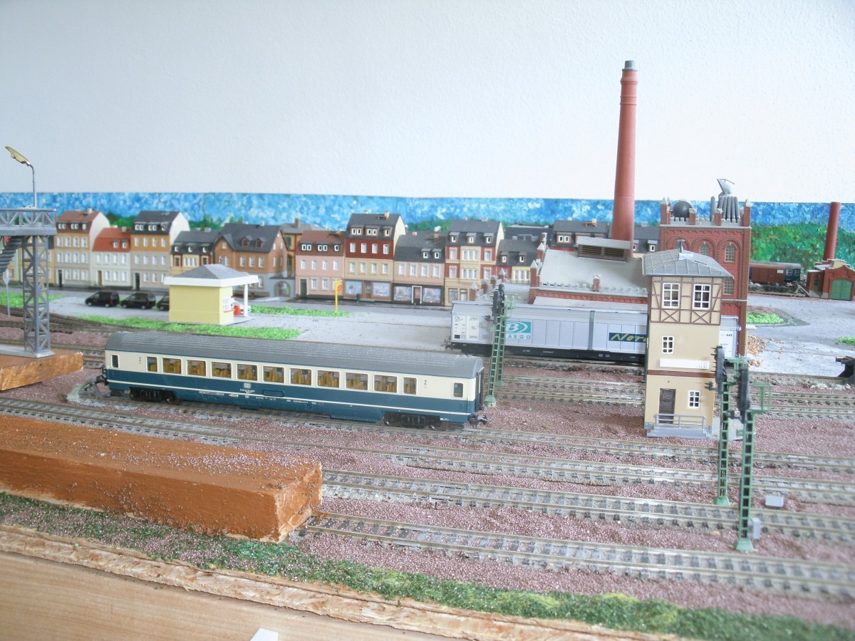 Auf einem Abstellgleis ein Groraumwagen und im Anschlu Brauerei ein Schiebewandwagen auf meiner neuen H0-Anlage.Aufgenommen am 01.September 2013.