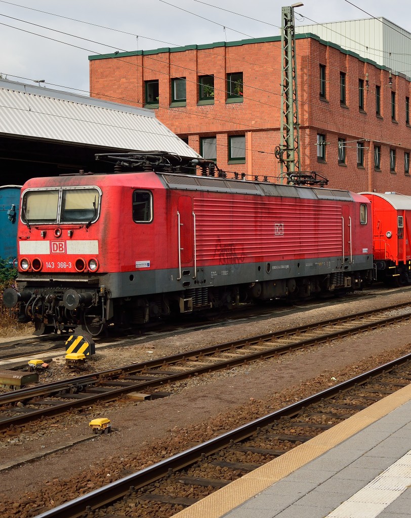 Auf einem Abstellgleis im Koblenzer Hbf steht die 142 366-3 und wartet auf einen neuen Einsatz. 21.9.2013