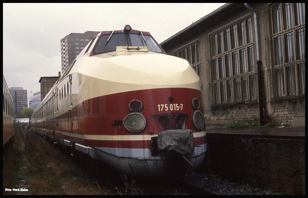 Auf einem gegenüber dem Bahnhof Berlin Alexanderplatz tiefer gelegenen Gleis war am 16.4.1992 der DR VT 175015 abgestellt worden.