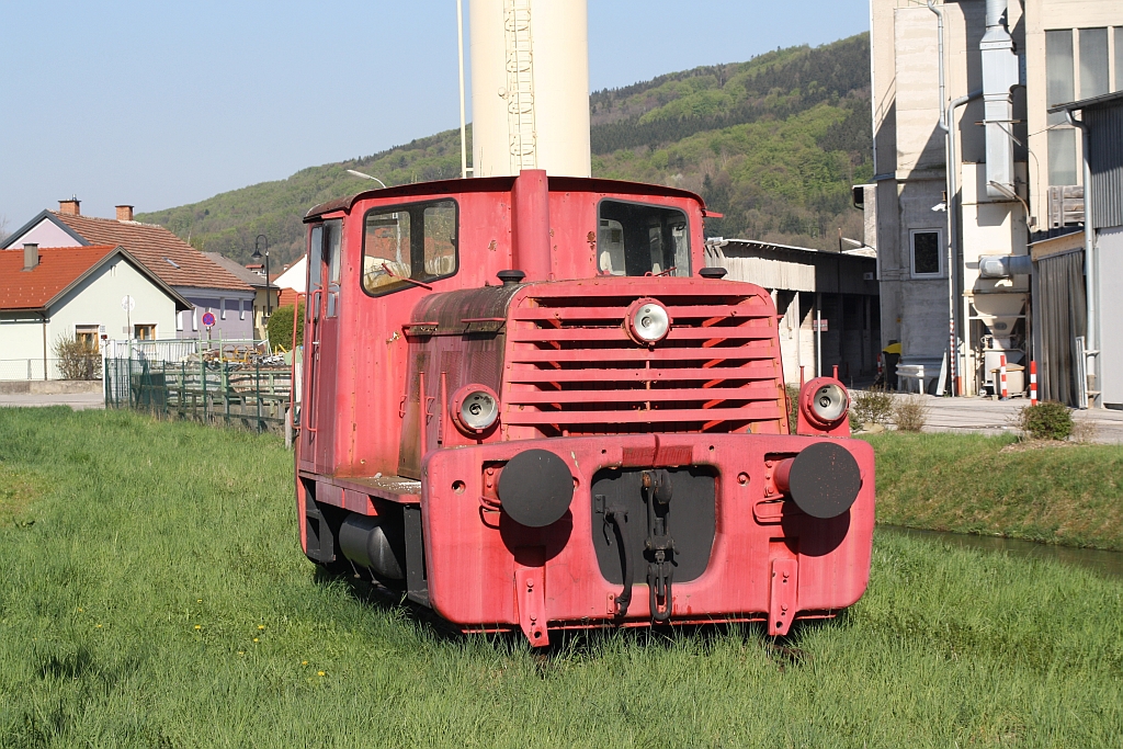 Auf einem Gleisrest der ehemaligen Anschlussbahn der ÖSPAG in Wilhelmsburg steht die JW DH200 B26T. Die Lok mit der Fabriksnummer 3.511.028, Baujahr 1961, kam 1996 vom Konsum Liesing zur ÖSPAG. Bild vom 19.April 2015.