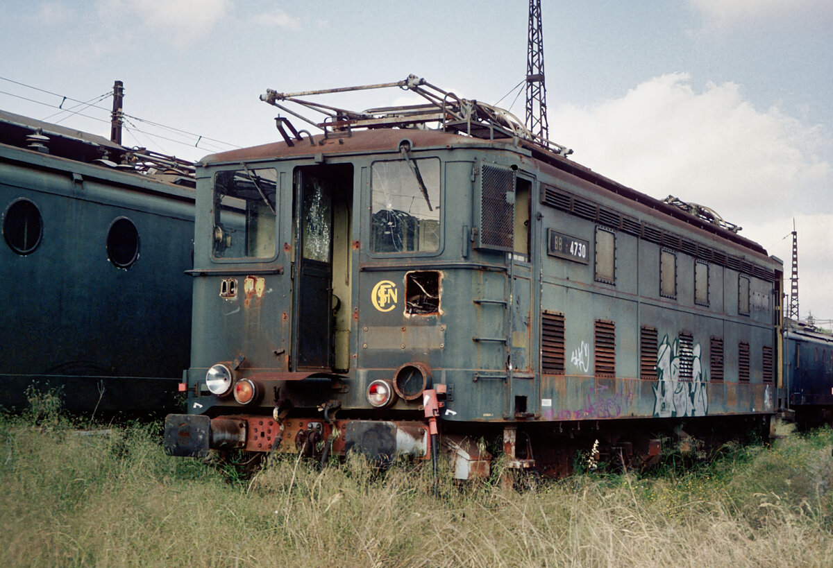 Auf einem großflächigen Abstellgelände in Beziers, direkt neben dem Canal du Midi, hat die SNCF zahlreiche ausgemusterte Elektroloks abgestellt, darunter auch die 1998 aufgenommene BB 4730. Diese im Verschubdienst eingesetzte Unterbaureihe entstand durch Umbau der Baureihen BB 4200 und 4700.