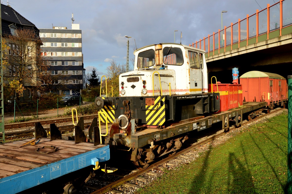 Auf einem Güterwagen steht der Korpus einer O&K Rangierlok aus dem Schwellenwerk 
im Heerdterbusch. Die Frist der 20t. schweren Werkslok ist am 4. Februar 2014 abgelaufen. Ob sie wohl jemals wieder auf der Schiene selbst fahren wird. 22.11.2015