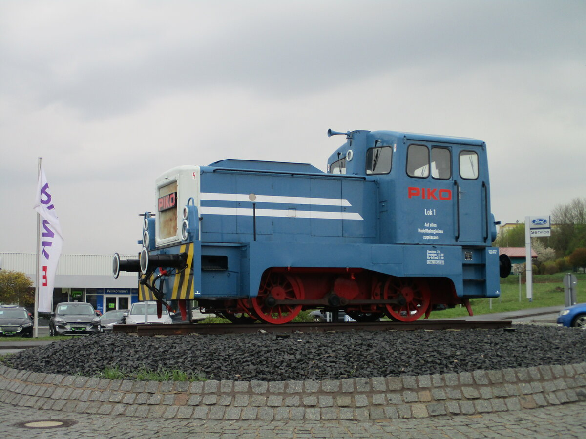 Auf einem Kreisel,in Sonneberg,wirbt diese ehemalige Werklok für PIKO.Aufnahme vom 26.April 2022.