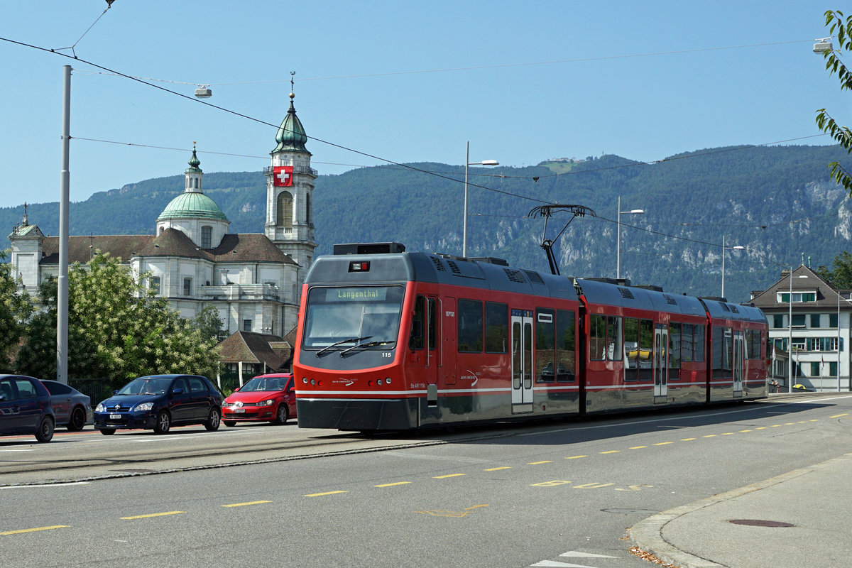 Auf einem kurzen Streckenabschnitt verkehrt auch in Solothurn eine Strassenbahn. 
ASm Be 4/8 115  NEPTUN  mit St. Ursen-Kathedrale am 1. August 2020.
Foto: Walter Ruetsch