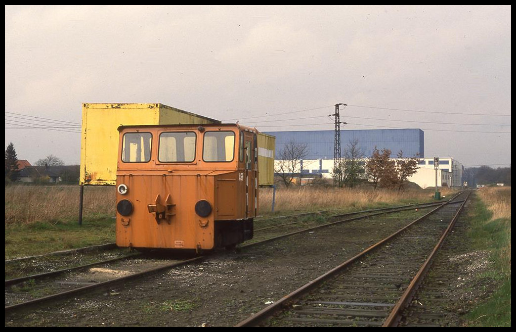 Auf einem Nebengleis in Mackenstedt stand am 14.4.1992 dieses Akkuschleppfahrzeug mit der Bezeichnung ASF 18151-86 LEW Henningsdorf.