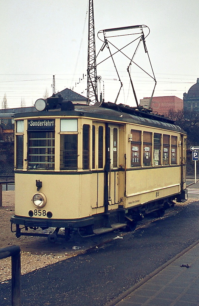 Auf einem Parkplatz gegenüber vom Hauptbahnhof war der Tw 858 der Nürnberger Straßenbahn im August 1977 als Denkmal aufgestellt. Was aus dem Fahrzeug später geworden ist, weiß ich leider nicht.