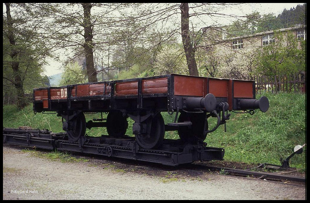 Auf einem Rollwagen wurde am 6.6.1991 dieser Niederbordwagen im Schmalspurmuseum Oberrittersgrün präsentiert.