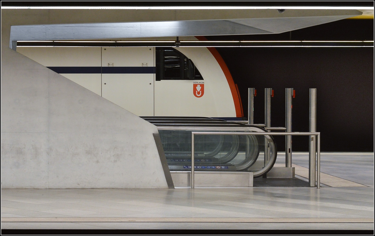 Auf einem der vier neuen Gleise im Bahnhof Löwenstrasse versteckt sich RABe 514 hinter der Rolltreppe, so dass eine kleine Hommage an Matthias' Stil entstehen kann. Dezember 2015.