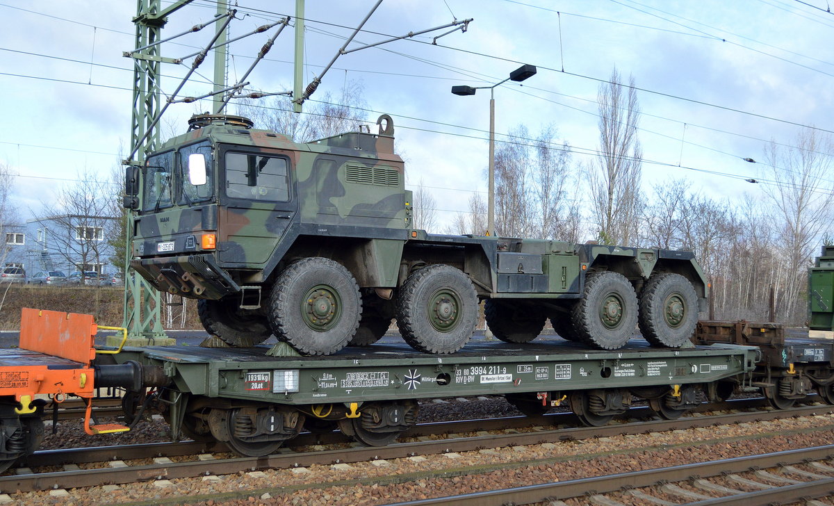 Auf einem vierachsigen Flachwagen der Bundeswehr mit der Nr. 33 RIV 80 D-BW 3994 211-9 Bf. Munster (Örtze) Süd  Militärgut  befindet sich ein Bundeswehr LKW der MAN SX-Serie, der sogenannte Multi A 1.1  ohne Wechselladerpritsche am 10.01.19 in einem Militärtranportzug Bf. Flughafen Berlin-Schönefeld.

