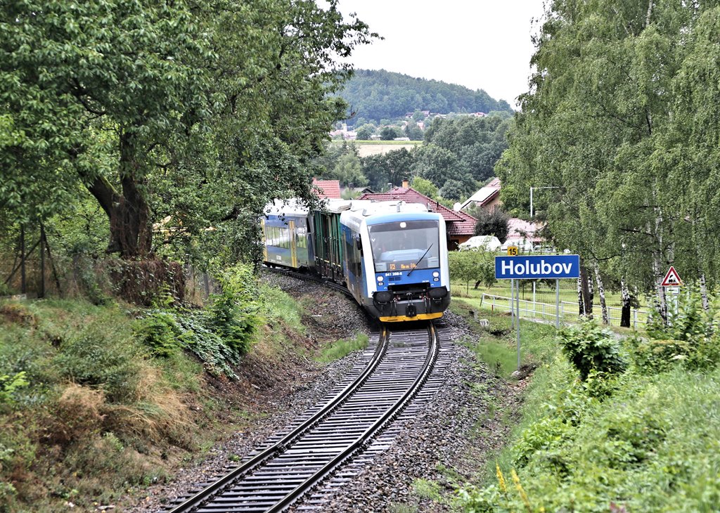 Auf der eingleisigen Bergstrecke zwischen Budweis via Krummau nach Cerny Kriz verkehren derzeit ex deutsche Triebwagen der Baureihe 650 von Stadler. Am 9.8.2023 fährt VT 841268-6 gerade als Zug Nr. 8107 um 12.17 Uhr in Holubov in Richtung Krummau aus. Zwischen den beiden Triebwagen wird ein  separater Fahrradwagen mitgeführt. 