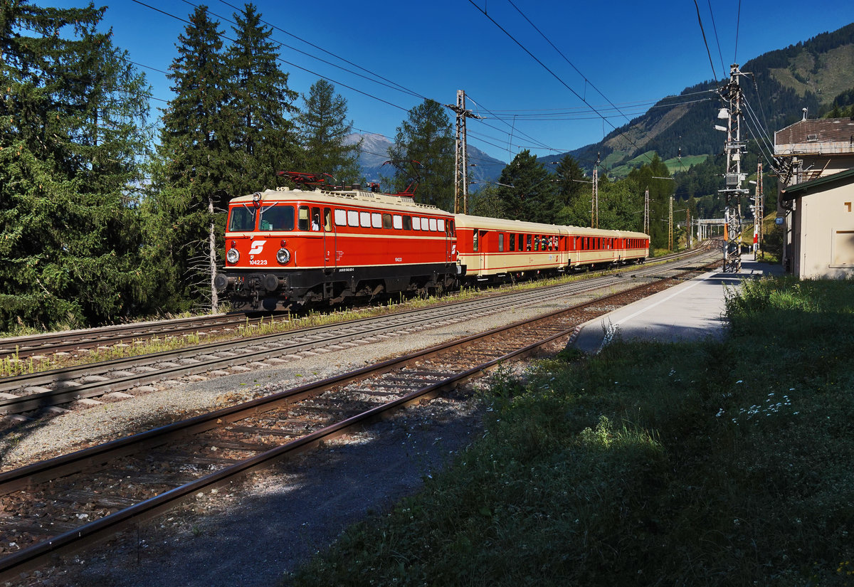 Auf einmal hieß es für den Zug, in Penk, Halt. Da hieß es doch für die meisten Fotografen, gleich weg von der Brücke und runter zum Bahnhof sprinten, um den Zug hier nochmal zu erwischen.
Zu sehen ist die METRANS 1042.23 mit dem SR 17063 (Mallnitz-Obervellach - Spittal-Millstättersee), bei der Ausfahrt im Bahnhof Penk.
Aufgenommen am 27.8.2016.
