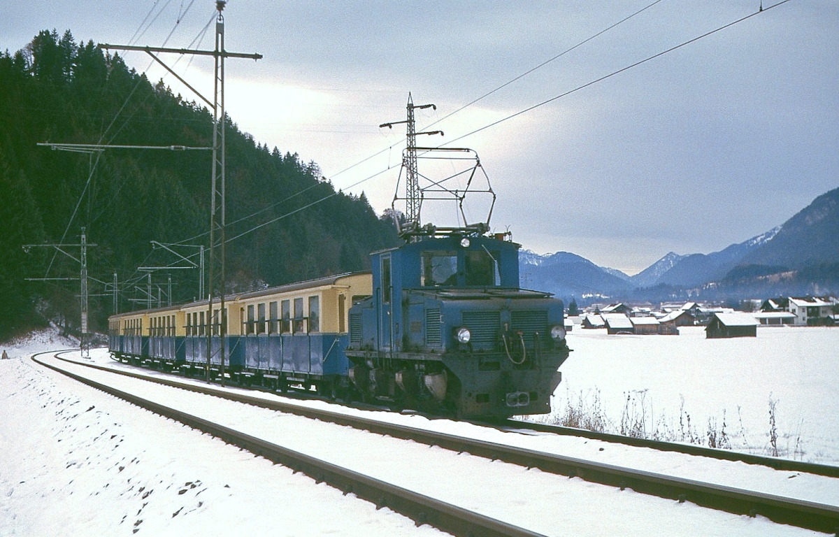 Auf den ersten 3 Kilometern verläuft die Strecke der Zugspitzbahn parallel zur Außerfernbahn, im Dezember 1978 befördert die Tallok 1 einen Zug von Grainau nach Garmisch-Partenkirchen