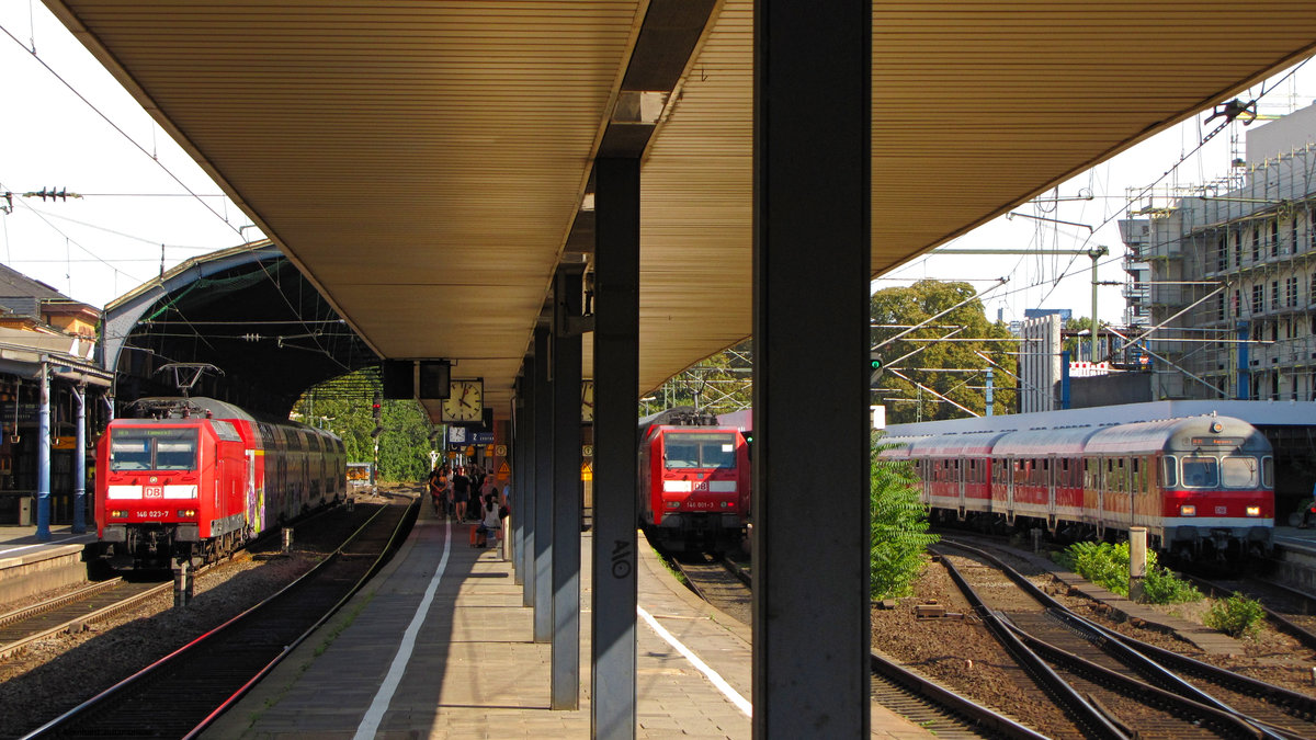 Auf den ersten Blick eine Alltagssituation am Bonner Hbf mit der Zugbegegnung der RE5 Züge mit 146 023 nach Emmerich und 146 001 nach Koblenz sowie der RB23. Doch bereits im Jahr 2011 war der Einsatz von n-Wagen auf der RB23 eine Ausnahme. Inzwischen hat National Express den RE5 als RRX Linie übernommen und die RB23 wurde zur S23 und verkehrt mit Lint Fahrzeugen. August 2011