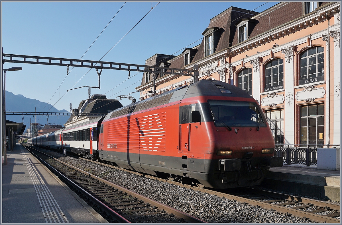 Auf den ersten Blick ein belangloses Bild einer RE 460 mit einem IR90 in Montreux; erst der zweite, genauere Blick offenbart das Besonderes: Die Lok, die Re 460 066-4, kam schon weit herum, bzw. war zu Testfahrten in Norwegen, was die NSB und wohl in der Folge auch die VR dazu bewogen,  Lokomotiven 2000  zu bestellen. Gleich nach der Lok noch einer weitere Besonderheit: ein frisch revidierter EW IV in den neuen Farben. 

11. April 2020