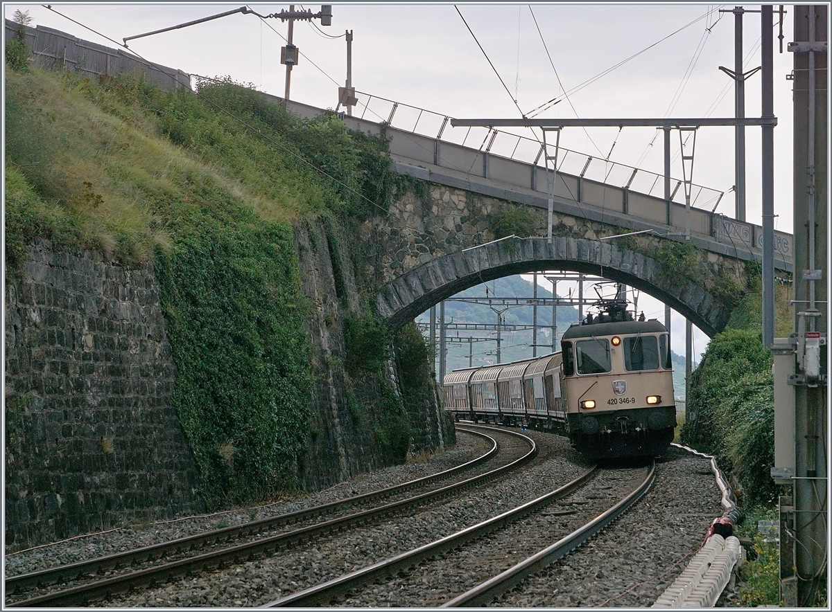 Auf den ersten Blick entdeckt man bei der schön Steinbogenbrücke in Cully keine Veränderung als die SBB Re 4/4 11346-9 (Re 420 346-9) mit ihrem Güterzug in Richtung Lausanne fährt.

3. Aug. 2020