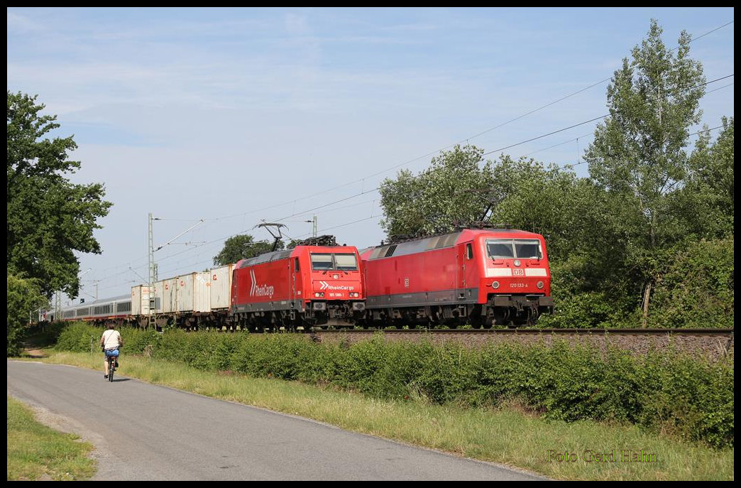 Auf den ersten Blick könnte es eine Überholung sein, was auf der Rollbahn in Hasbergen technisch durchaus möglich wäre und auch hin und wieder vorkommt. In diesem Fall ist es aber am 25.6.2019 um 9.43 Uhr eine Zug Begegnung zwischen der Rhein Cargo l85588-1, die mit ihrem Container Zug in Richtung Osnabrück unterwegs ist, und der DB 120133-4, die Ihren Intercity in Richtung Münster schiebt. Bei so einem Zufall störte mich dann auch die Radfahrerin nicht mehr.