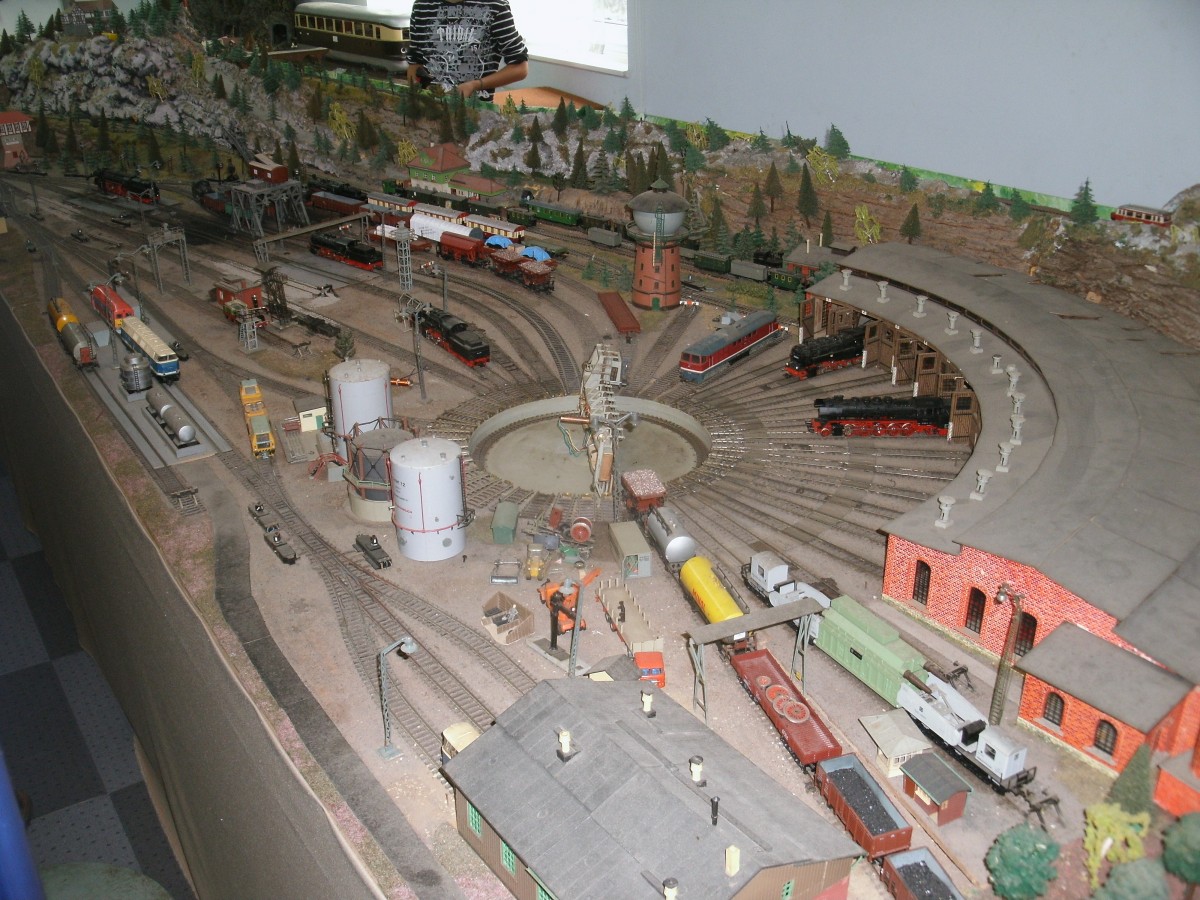 Auf einer extra Anlage haben die Ghrener Modellbahner dieses H0-Bw gebaut.Aufgenommen am 13.September 2013.