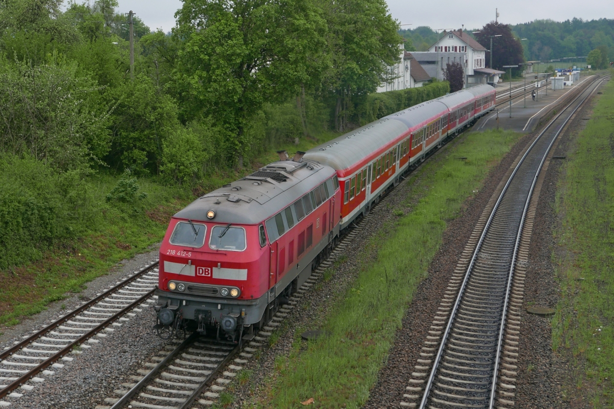 Auf der Fahrt von Aalen nach Friedrichshafen ist 218 412-5 mit dem RE 3239 am 17.05.2016 gerade im Bahnhof Bad Schussenried abgefahren.