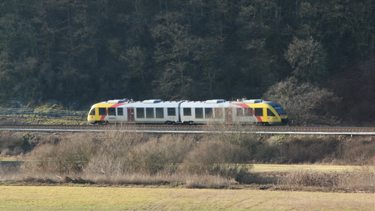 Auf der Fahrt als RB45 Limburg(Lahn) muss die Lahnbrücke bei Stockhausen gequert werden. Dies hat dieser HLB LINT41 am 21.02.2021 bereits erledigt und ist nun weiter in Richtung des Stockhausener Bahnhofs unterwegs.