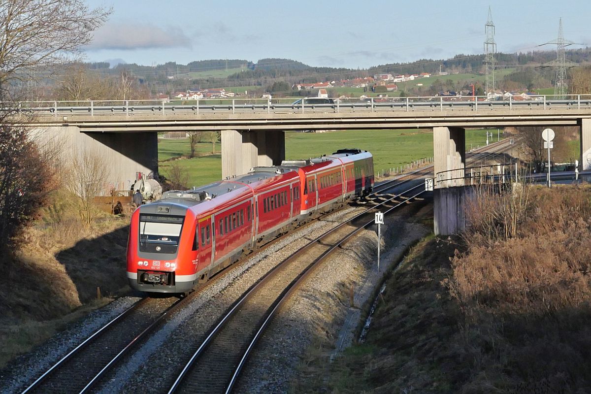 Auf der Fahrt von Augsburg nach Lindau-Reutin / Oberstdorf befinden sich 612 121 und ein weiterer 612er am 06.01.2023 als RE 7 / 3294 und RE 17 / 3994 zwischen Betzigau und Kempten (Allgäu). Auf Grund der unterschiedlichen Ziele werden die beiden Triebwagen im Bahnhof Kempten (Allgäu) getrennt.