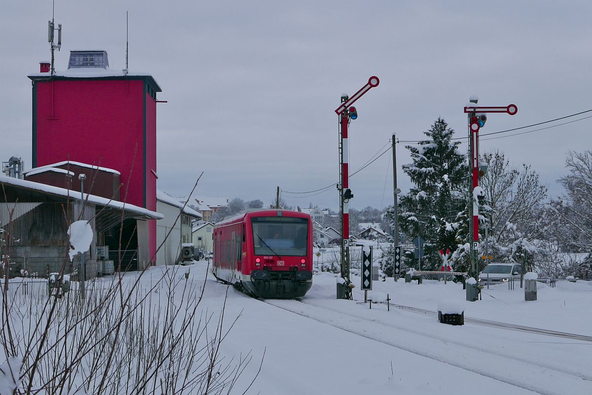 Auf der Fahrt von Aulendorf nach Sigmaringen passiert 650 107 als RB 53 / RB 22701 am 18.01.2021 das Ausfahrsignal von Altshausen.